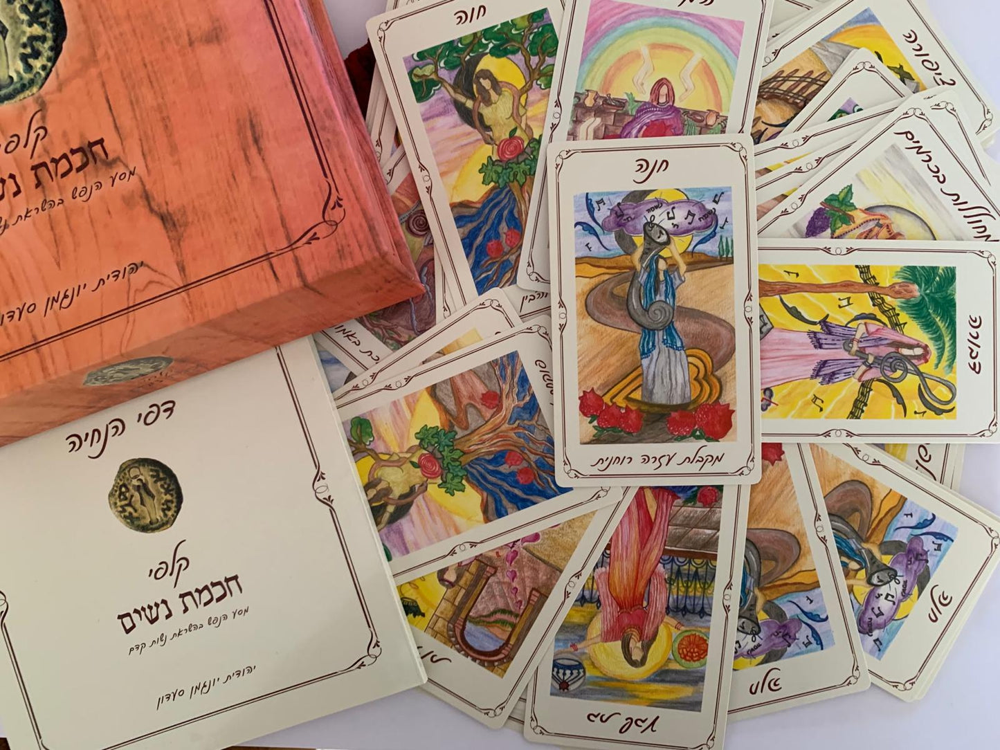 סדנא חוויתית: מסע טיפולי עם קלפי חכמת נשים+קלפי חכמת נשים במשלוח עד הבית