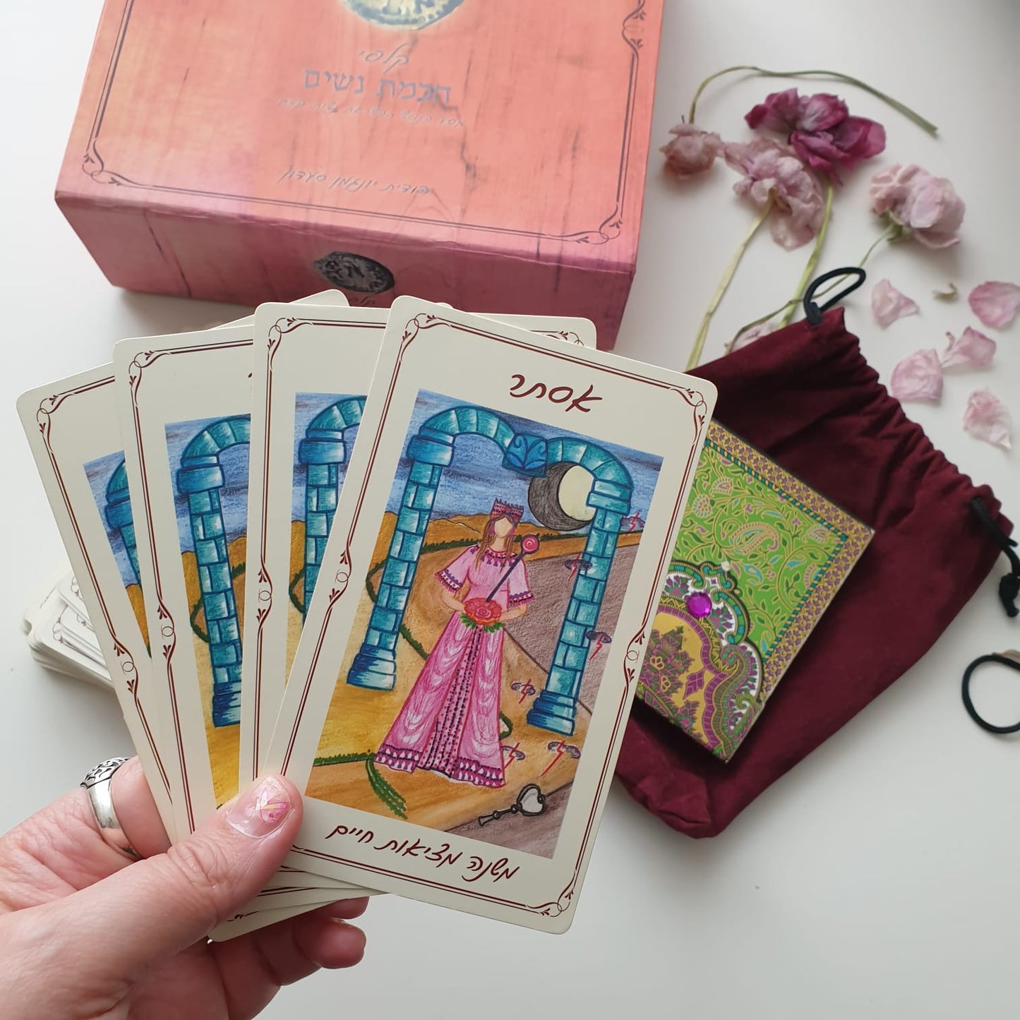 סדנא חוויתית: מסע טיפולי עם קלפי חכמת נשים+קלפי חכמת נשים במשלוח עד הבית