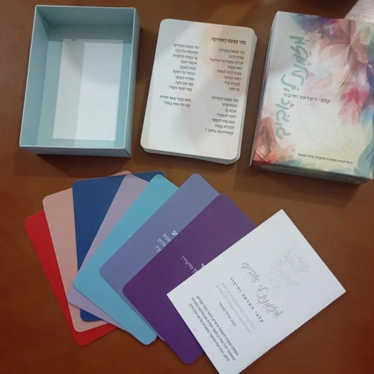 מזמנת לי אביב - קלפי השראה וחיבור בשירה ושאלות מעצימות